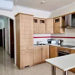 Seafront - Wifi - Sleeps 6 - Chriscourt Apartment